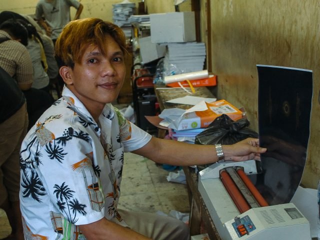 LAMINATING | Salah satu  penyedia jasa fotokopi dan print yang menempati sebuah ruko, Rabu (06/03) | Aulia Sabrini Saragih