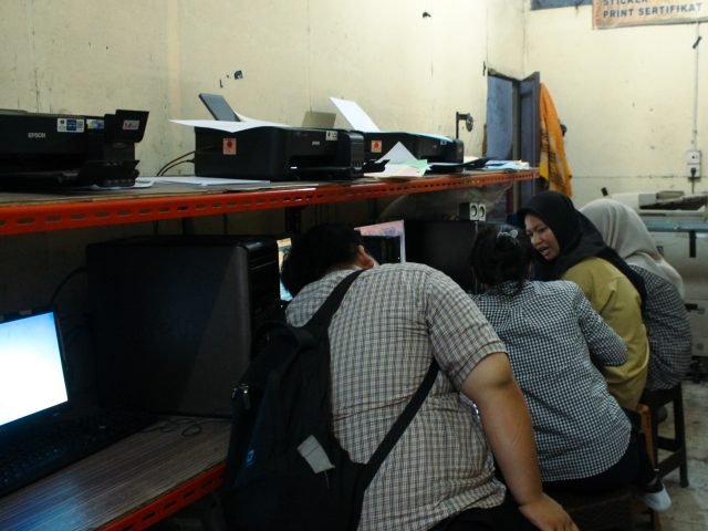 BINCANG | Para mahasiswa kerap menjadikan jasa print di gang sumber dikarenakan termasuk tempat yang terjangkau, Rabu (06/03) | Aulia Sabrini Saragih