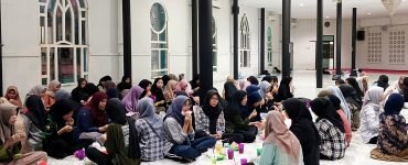 Para Mahasiswa sedang Menyantap Hidangan Berbuka dalam Agenda Buka Puasa Bersama di Masjid Asy-Syifa Fakultas Farmasi USU, Selasa (19/03). | Mila Audia Putri