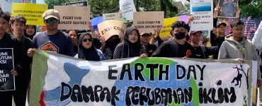 Sejumlah massa saat melaksanakan aksi peringatan Hari Bumi di seputaran Titik Nol Kota Medan, Senin (22/04). | Rachel Caroline L. Toruan