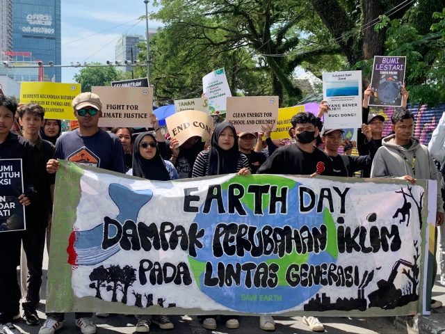 Sejumlah massa saat melaksanakan aksi peringatan Hari Bumi di seputaran Titik Nol Kota Medan, Senin (22/04). | Rachel Caroline L. Toruan