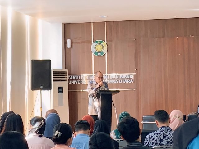 Wakil Rektor I USU, Edy Ikhsan saat memberikan kata sambutan di Aula Mikie Wijaya, FEB USU, Selasa (23/04). | Rara Maura Hasibuan