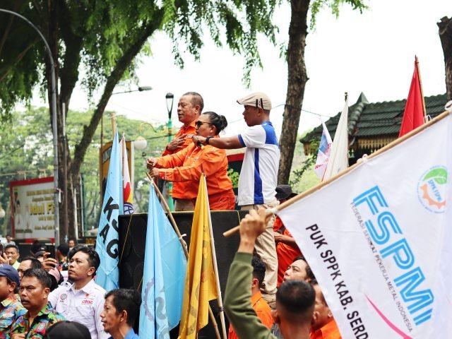 BERNYANYI | Para buruh tengah menyanyikan mars Partai Buruh, Medan, Rabu (01/05). | Reza Anggi Riziqo
