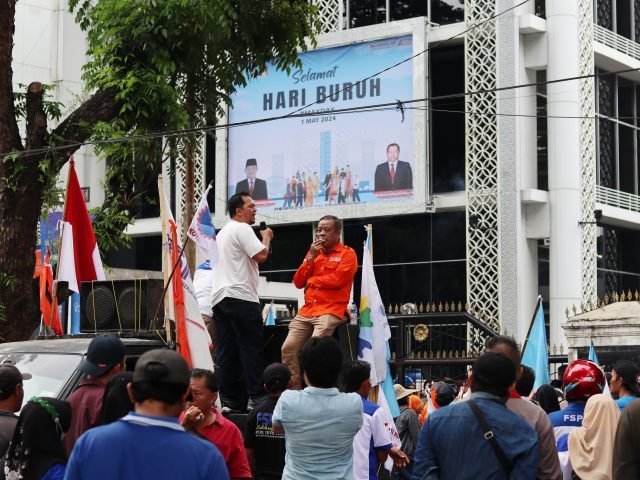 MENUNTUT | Perwakilan massa buruh tengah berorasi menyampaikan tuntutan mereka dalam peringatan Hari Buruh 2024, Medan, Rabu (01/05). | Friska Tambunan