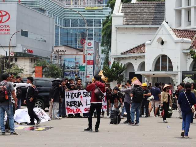 TITIK NOL | Massa aksi dari AKBAR Sumut melakukan aksi lanjutan di titik Nol Kota Medan, depan Pos Bloc, Rabu (01/05). | Reza Anggi Riziqo