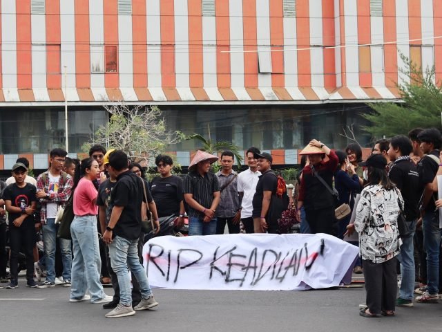 BERSIAP | Sejumlah massa aksi dari Aliansi Kemarahan Buruh dan Rakyat Sumatra Utara (AKBAR Sumut) tengah bersiap di Bundaran SIB, Kota Medan, Rabu (01/05). | Rachel Caroline L.Toruan