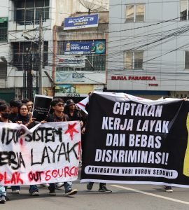BERJALAN | Massa aksi AKBAR Sumut mulai bergerak menuju Gedung DPRD Sumut, Medan, Rabu (01/05). | Rachel Caroline L.Toruan