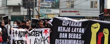 BERJALAN | Massa aksi AKBAR Sumut mulai bergerak menuju Gedung DPRD Sumut, Medan, Rabu (01/05). | Rachel Caroline L.Toruan