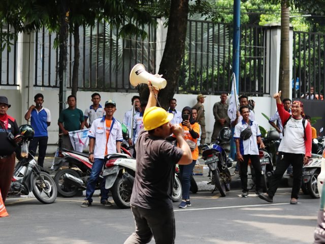 SANG KORLAP | Kordinator Lapangan, Sofyan Gajah, tengah membakar semangat massa aksi dengan orasinya, Medan, Rabu (01/05). | Rachel Caroline L.Toruan