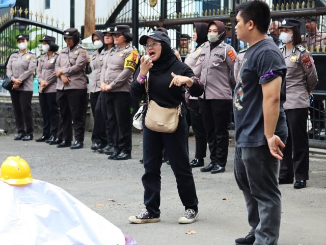 ORATOR | Seorang massa aksi tengah berorasi, terlihat aksi penuh penjagaan aparat kepolisian, Medan, Rabu (01/05). | Friska Tambunan