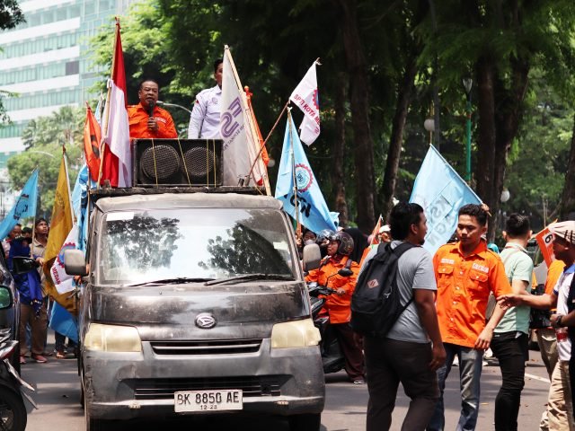 KEDATANGAN BURUH | Ratusan massa buruh dari Partai Buruh, berbagai organisasi, dan serikat mulai mendekati Gedung DPRD, Medan, Rabu (01/05). | Reza Anggi Riziqo