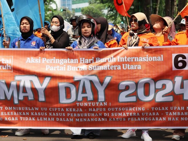 BURUH WANITA | Para buruh wanita memegang spanduk aksi May Day 2024, Medan, Rabu (01/05). | Rachel Caroline L.Toruan