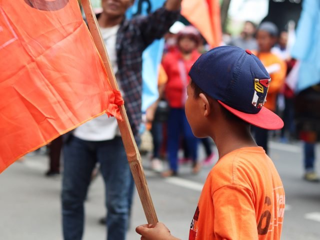 IKUT BAPAK | Peringatan Hari Buruh 2024 oleh massa buruh juga turut diwarnai oleh kehadiran anak-anak di bawah umur, Medan, Rabu (01/05). | Rachel Caroline L.Toruan