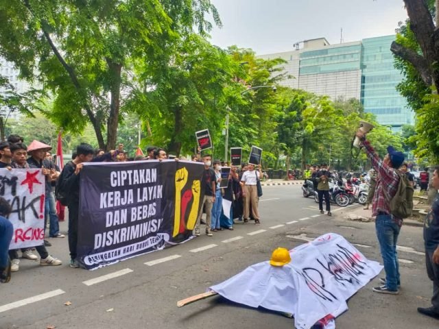 AKBAR Sumut saat aksi unjuk rasa dalam peringatan Hari Buruh Internasional di depan Gedung DPRD Sumut , Rabu (01/05). | Friska Tambunan