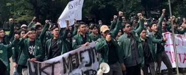 Sejumlah mahasiswa serentak menyuarakan tuntutan pada aksi tolak kenaikan UKT USU T.A 2024/2025 di depan Gedung Biro Rektor, Rabu (08/05). | Nadhirah Zahrahni