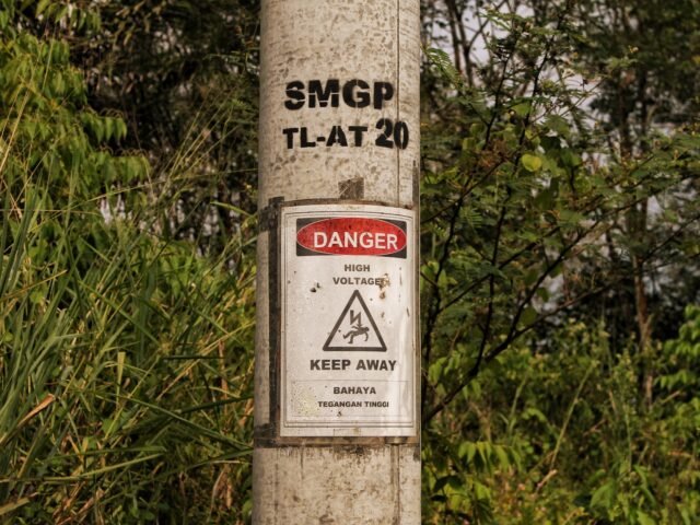 Rambu peringatan yang tertempel di tiang listrik, Sibanggor Julu, Puncak Sorik Marapi, Mandailing Natal, Jumat (1/3/2024) | Reza Anggi Riziqo