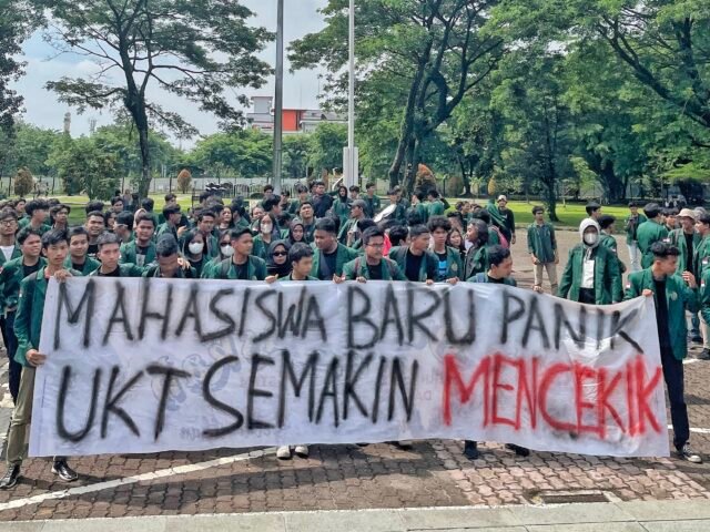 Sejumlah mahasiswa membentangkan spanduk terkait aksi tolak kenaikan tarif UKT USU T.A 2024/2025 di depan Gedung Biro Rektor, Rabu (08/05). | Nadhirah Zahrahni