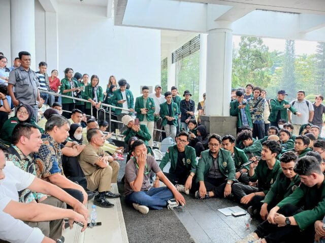 Aksi dialog antara perwakilan rektorat (kiri) dan mahasiswa (kanan) dalam aksi tolak kenaikan UKT USU 2024 di Gedung Biro Rektor, Medan, Rabu (8/5). | Mila Audia Putri