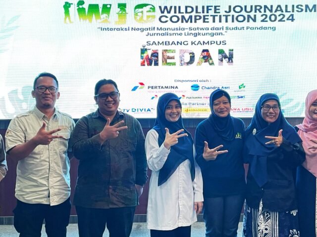 Dari kiri, M. Indra Kurnia (Direktur Orangutan Information Centre), Ali Rizqi Arasyi (FAO ECTAD Indonesia), Moulita (Staff Ahli Bidang Penelitian, Pengabdian Masyarakat, dan Kerjasama FISIP USU), Herlina Agustin (Peneliti PUSDIKOMLING Unpad), Lusiana Andriani Lubis (Ketua Umum ISKI Sumut) dalam diskusi roadshow Wildlife Journalism Competition, Senin (27/05). | Muhammad Ghazi Al Ghifari Lubis