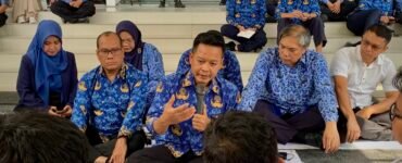 Rektor USU, Muryanto Amin melakukan diskusi bersama mahasiswa dari organisasi cipayung USU di Halaman Biro Rektor USU pada Senin (20/05) | Rachel Caroline L.Toruan