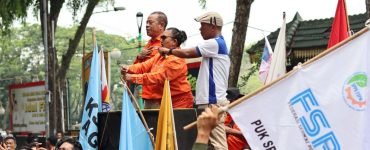 Ratusan buruh sedang menyanyikan mars Partai Buruh dalam aksi unjuk rasa saat peringatan Hari Buruh Internasional di depan gedung DPRD Sumut, Rabu (01/05). | Reza Anggi Riziqo