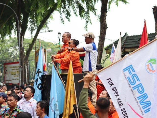 Ratusan buruh sedang menyanyikan mars Partai Buruh dalam aksi unjuk rasa saat peringatan Hari Buruh Internasional di depan gedung DPRD Sumut, Rabu (01/05). | Reza Anggi Riziqo 