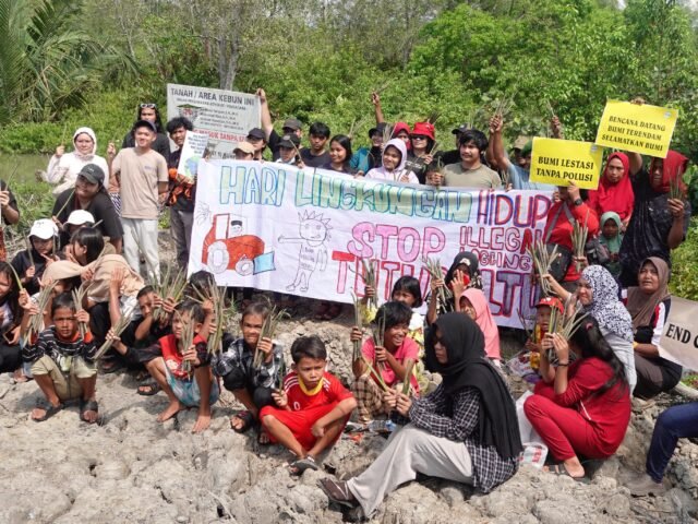 Foto bersama massa kegiatan tanam mangrove dan warga Desa Kwala Langkat, Minggu (09/06) | Sumber Istimewa