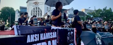Sejumlah massa berkumpul melakukan aksi di depan Tugu Pos Medan, Kamis (13/06) | Rachel L Toruan