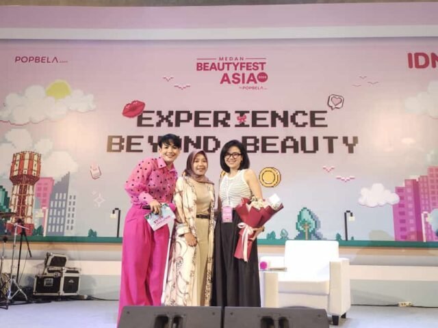 Foto bersama: Kathy Natasya (moderator, kiri), Nindy Julia (speaker, tengah), dan Ayu Utami (Senior Editor Popbela.com, kanan), di Tiara Convention Center, Medan, Sabtu (03/08/2024) | Sumber Istimewa