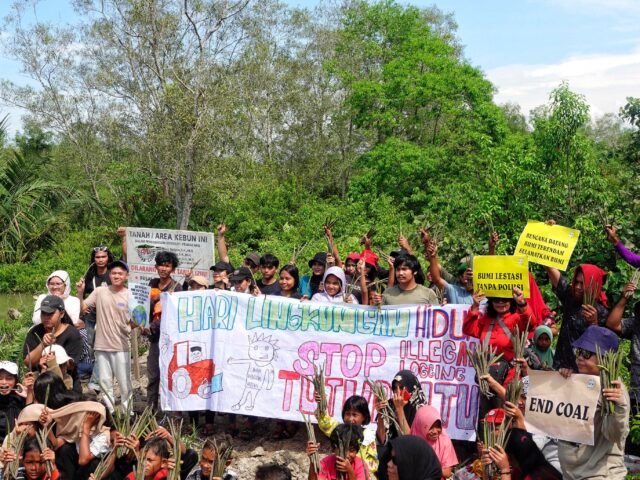 Foto bersama setelah aksi restorasi mangrove bersama sejumlah organisasi peduli Hak Asasi Manusia dan Mahasiswa di Desa Kwala Langkat, Minggu (09/06/2024) | Sumber Istimewa