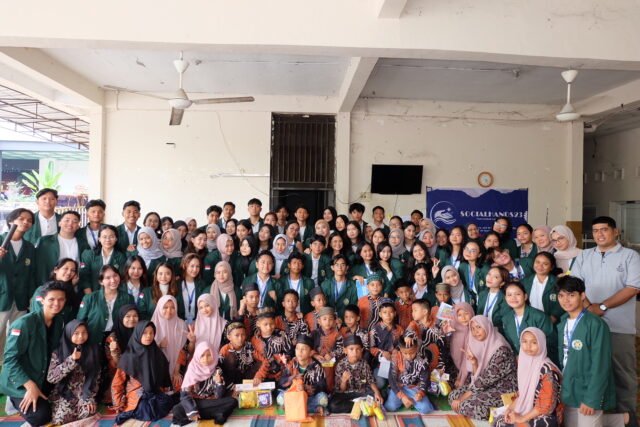 Panitia dan peserta Social Hands bersama anak-anak serta pengurus Panti Asuhan Ade Irma Suryani Nasution, Minggu (29/09/2024). | Sumber Istimewa