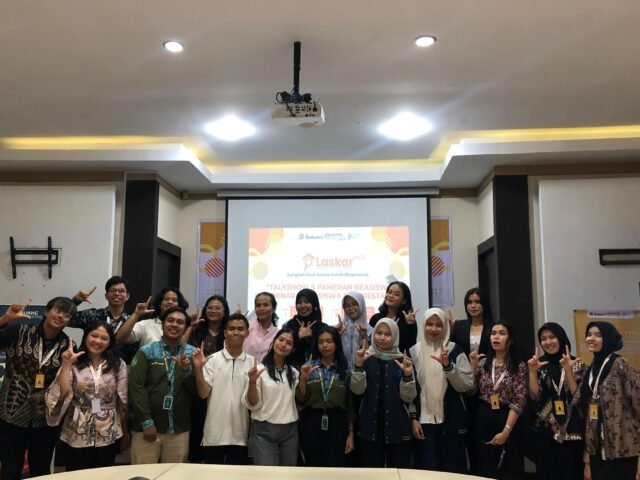 Foto bersama panitia penyelenggara dan Founder Ruang Mahasiswa, Ronaldi Tumanggor, setelah selesai sesi pertama, Jumat (25/10/2024). | Rosinda Simanullang