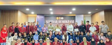 Foto bersama Kader IMM, Senior dan Akademisi Sumut pada Kegiatan Seminar yang diselenggarakan oleh Ikatan Mahasiswa Muhammadiyah Sosial Humaniora di Aula FEB USU. Sabtu, (15/06/2024). | Sumber Istimewa