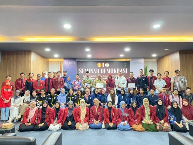 Foto bersama Kader IMM, Senior dan Akademisi Sumut pada Kegiatan Seminar yang diselenggarakan oleh Ikatan Mahasiswa Muhammadiyah Sosial Humaniora di Aula FEB USU. Sabtu, (15/06/2024). | Sumber Istimewa