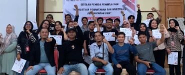 Foto bersama panitia dan peserta Sekolah Pemuda Pembela HAM di UPT Mekanisasi Pertanian, Minggu (29/09/2024). | Sumber Istimewa