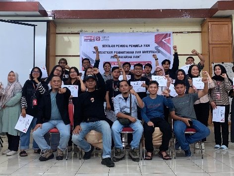 Foto bersama panitia dan peserta Sekolah Pemuda Pembela HAM di UPT Mekanisasi Pertanian, Minggu (29/09/2024). | Sumber Istimewa