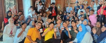 Para peserta bersama Founder dalam kegiatan kreatif di Rumah Difabel Sharaswaty, Minggu (26/01/2025). | Dinar Fazira Fitri