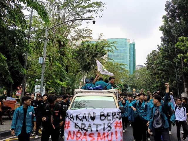 MENYAMBUT | Rombongan mahasiswa Unimed memasuki aksi demonstrasi disambut sorakan semangat massa aksi, Jumat (21/02/2025). | Jennifer Smith L. Tobing