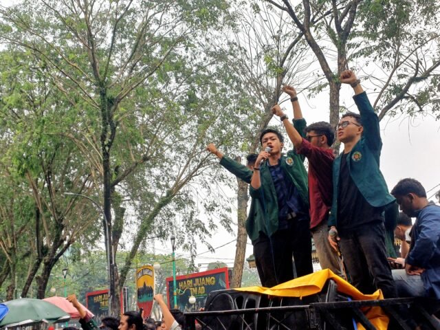 PARA ORATOR | Orasi pembakar semangat terus bergantian diserukan oleh para orator, Jumat (21/02/2025). | Dinar Fazira Fitri