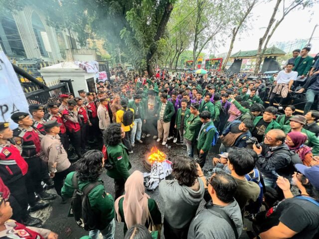 Kumpulan massa aksi #IndonesiaGelap membakar ban di depan Gedung DPRD Sumut, Jumat (21/05/2025). | Jeremia Rafael Simamora