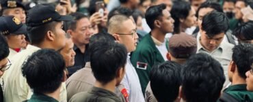 Perwakilan DPRD Fraksi Golkar, Palacheta Subies Subianto, berdialog dengan massa aksi di depan gedung DPRD Sumut, Jumat (21/02/2025). | Jeremia Rafael Simamora