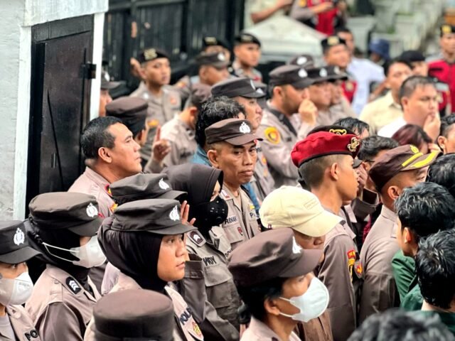 APARAT | Blokade keamanan di depan pagar gedung DPRD. Beberapa polisi wanita diletakkan sebagai garda terdepan, Jumat (21/02/2025). | Jeremia Rafael Simamora