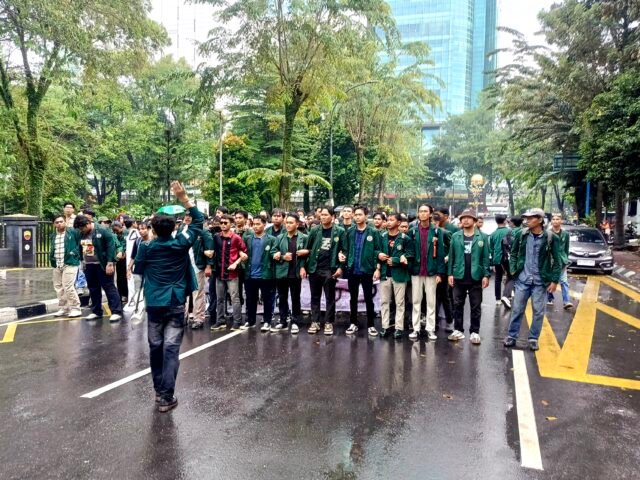 RAPATKAN | Mahasiswa USU merapatkan barisan sebelum melakukan aksi di depan gedung DPRD Sumut, Jumat (21/02/2025). | Muhammad Rifqy Ramadhan Lubis 