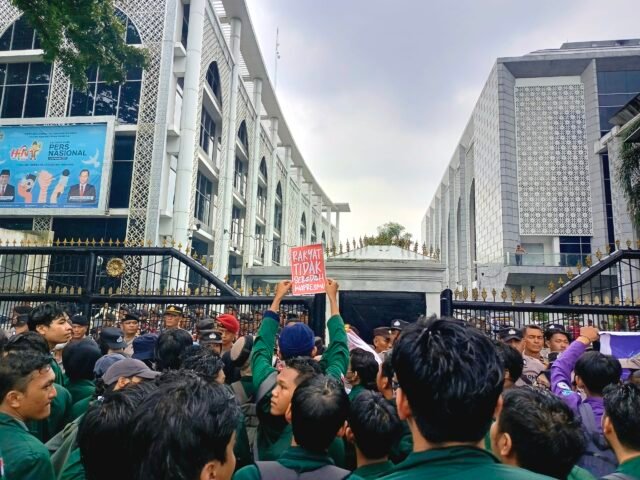 PADAT | Massa mulai memadati gerbang gedung DPRD. Berhadapan dengan aparat keamanan yang sudah bersiaga, Jumat (21/02/2025). | Muhammad Rifqy Ramadhan Lubis 