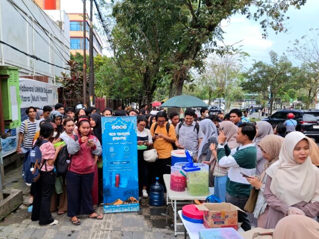 Para mahasiswa antusias mengikuti pembagian "Eco Takjil" oleh KSEI FoSEI di depan Pintu 3 USU, Kamis (13/03/2025). | Derista Putri