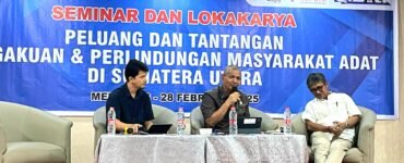 Dari kiri, Tonggo Simangunsong (Fasilitator), Sutarto (Wakil Ketua DPRD Sumut), Abdon Nababan (Perwakilan AMAN) dalam Seminar Lokakarya di Hotel Hermes Palace Medan, Rabu (26/02/2025). | Muhammad Rifqy Ramadhan Lubis