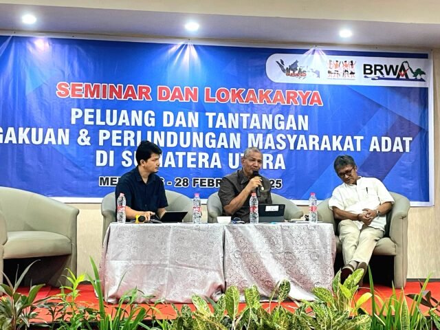 Dari kiri, Tonggo Simangunsong (Fasilitator), Sutarto (Wakil Ketua DPRD Sumut), Abdon Nababan (Perwakilan AMAN) dalam Seminar Lokakarya di Hotel Hermes Palace Medan, Rabu (26/02/2025). | Muhammad Rifqy Ramadhan Lubis