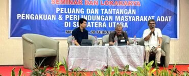 Perwakilan Aman, Abdon Nababan (kanan) bersama narasumber lain saat sesi dialog interaktif dalam Semiloka di Hotel Hermes Palace Medan, Rabu (26/02/2025). | Muhammad Rifqy Ramadhan Lubis