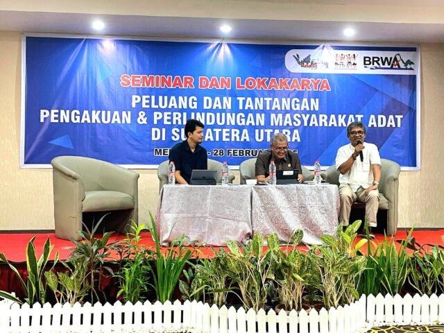 Perwakilan Aman, Abdon Nababan (kanan) bersama narasumber lain saat sesi dialog interaktif dalam Semiloka di Hotel Hermes Palace Medan, Rabu (26/02/2025). | Muhammad Rifqy Ramadhan Lubis