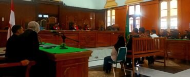 Proses pembacaan dakwaan oleh Jaksa Penuntut Umum dalam sidang perdana lima terdakwa kasus dugaan korupsi PPPK Kabupaten Langkat di Pengadilan Negeri Medan, Rabu (05/04/2025). | Muhammad Rifqy Ramadhan Lubis